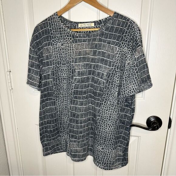 We The Free Grey White Alligator Crocodile Print Short Sleeve Oversized Tee Sz M - Picture 2 of 6